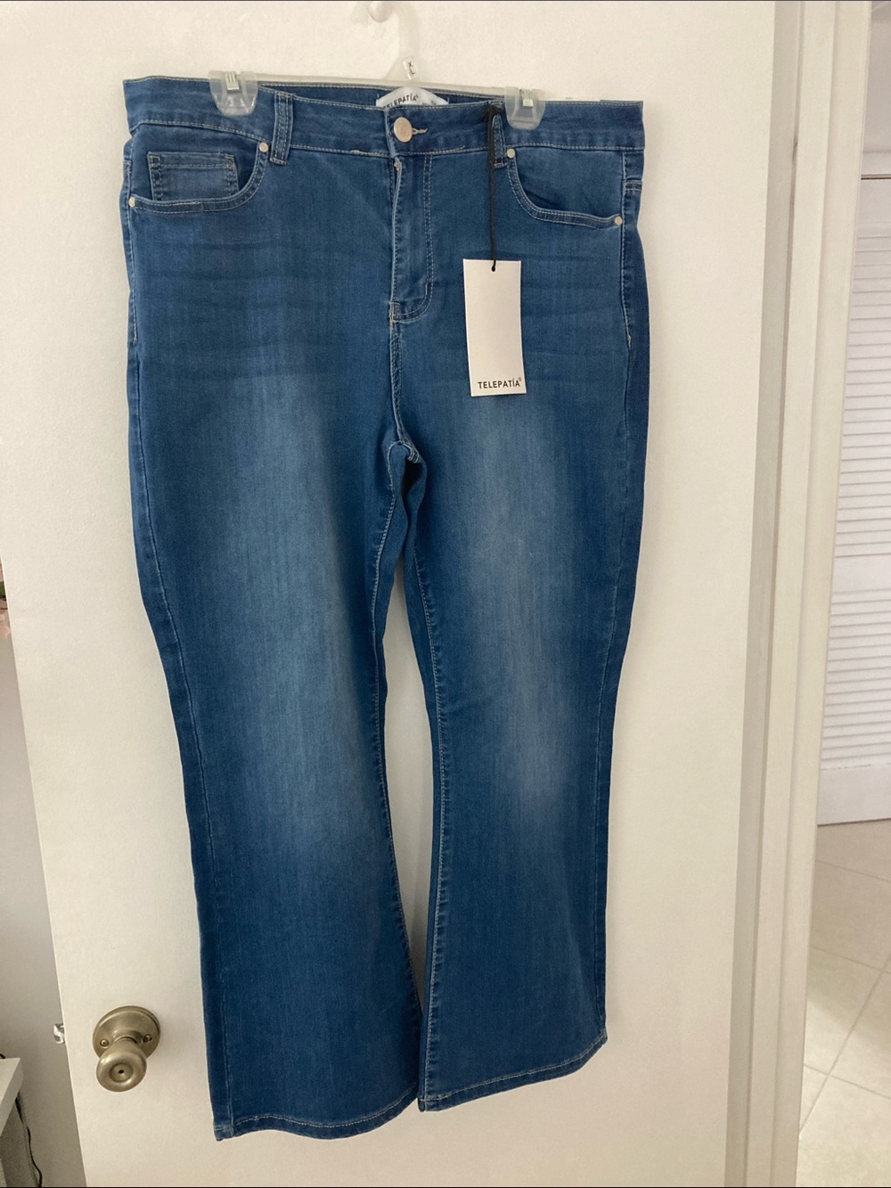 Telepatía Women's Bootcut Jeans in Medium Blue Stretch Denim